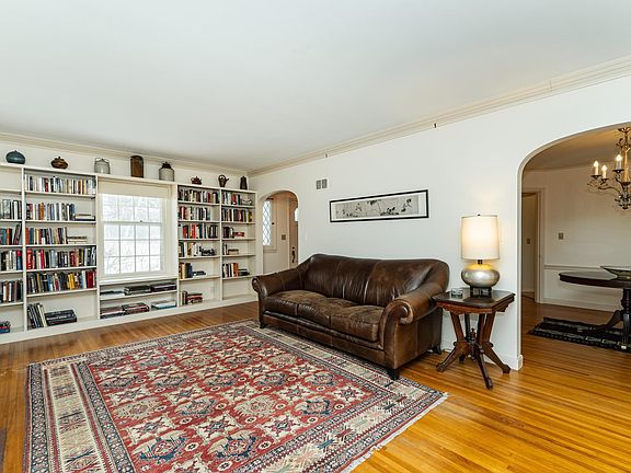 3rd image of 1322 7th St SW