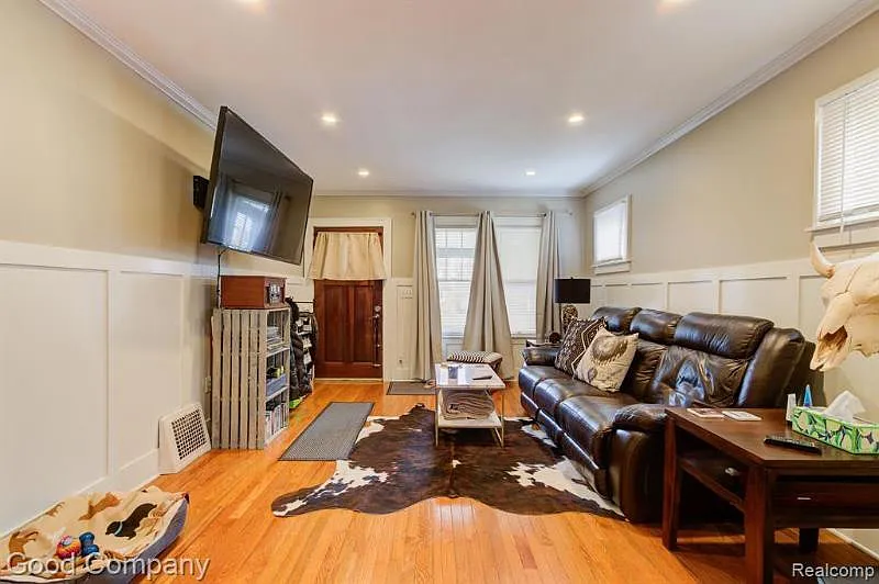 920 E Lincoln Ave — Photo 2