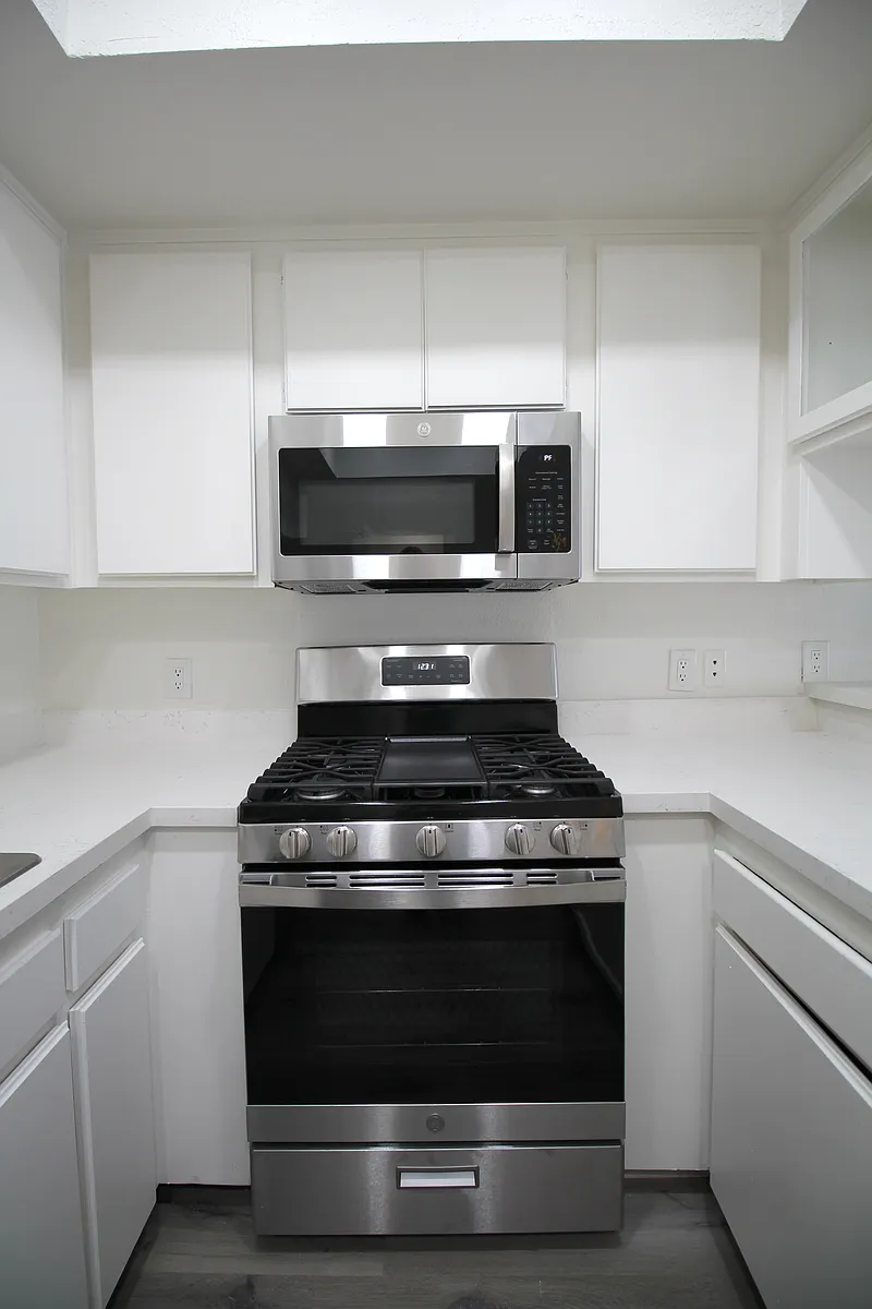 Building Photo - 4940 Lewis Rd #1