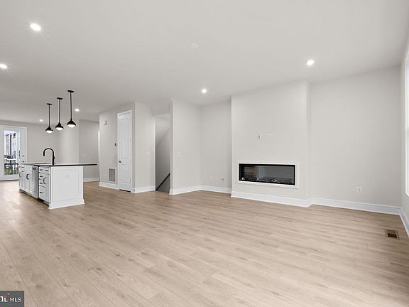 5th image of 42104 Picasso Sq