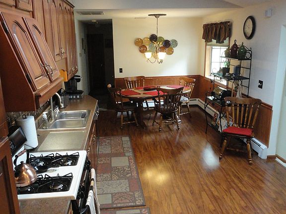 Vaulted ceiling with skyligh