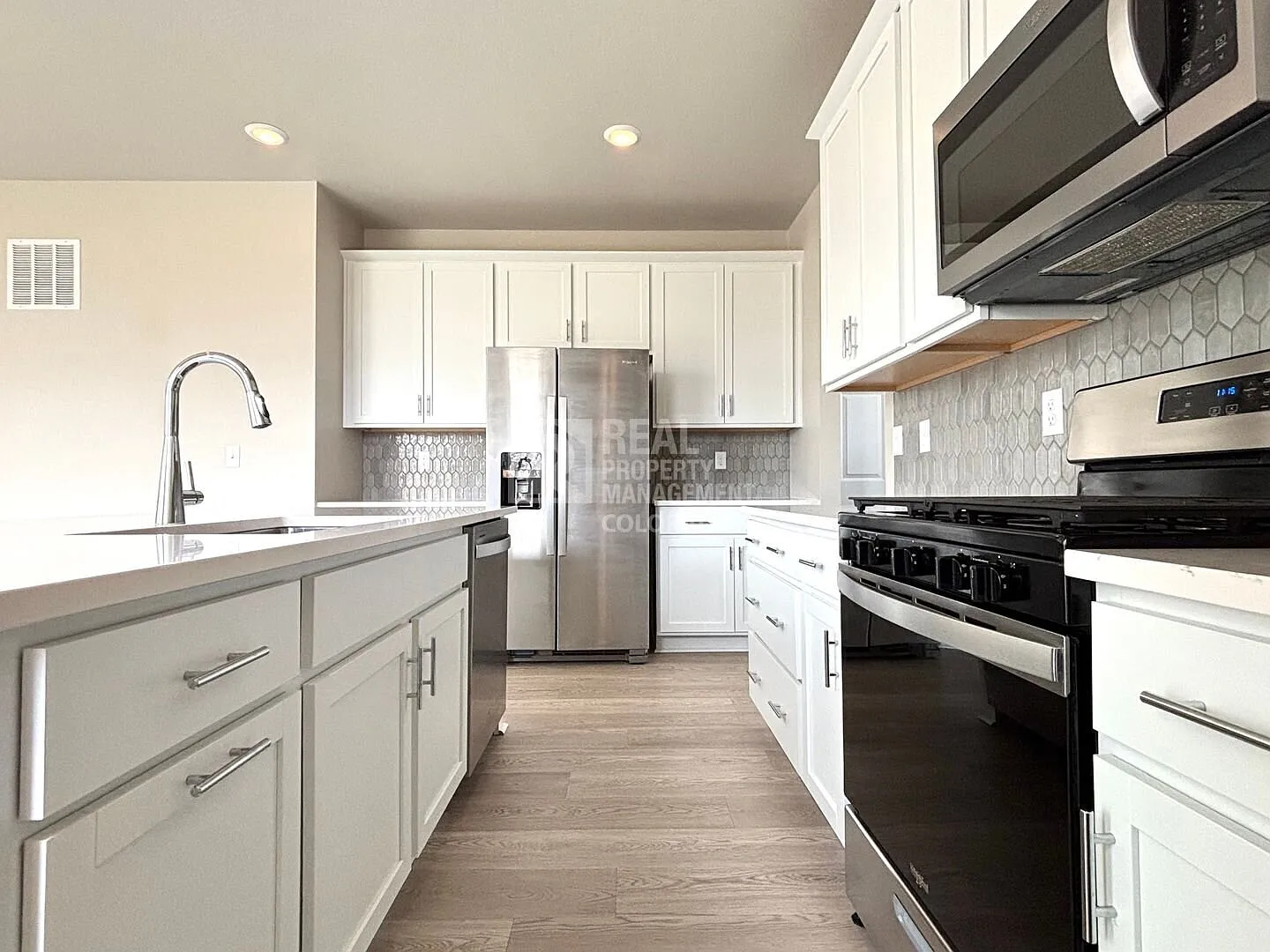 Well-Maintained 4-Bedroom Home with Loft and Fully Fenced Backyard — Photo 4