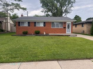 22489 Daniels St, Saint Clair Shores, MI 48081