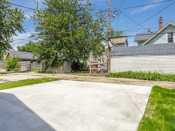 4th image of 726 Parkway Ave