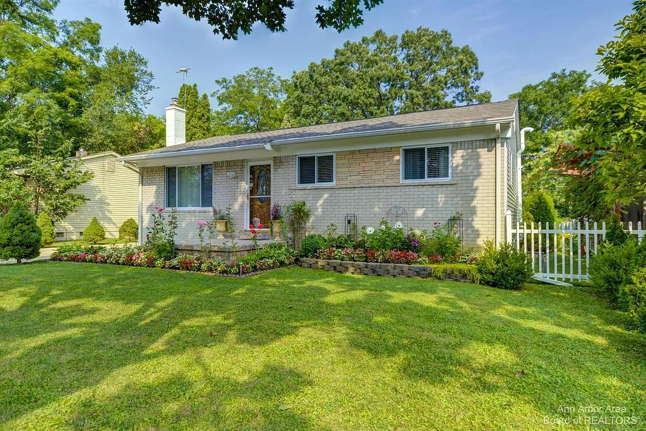 3065 Belvidere St photo 1