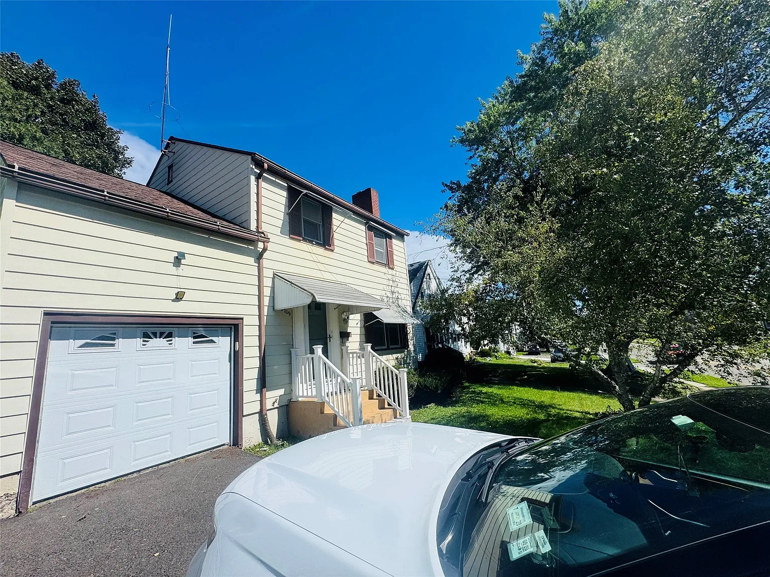 3 bed, 1.5 bath, 1967 sqft, $1,900 — Photo 2