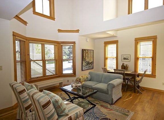 Light abounds in end unit