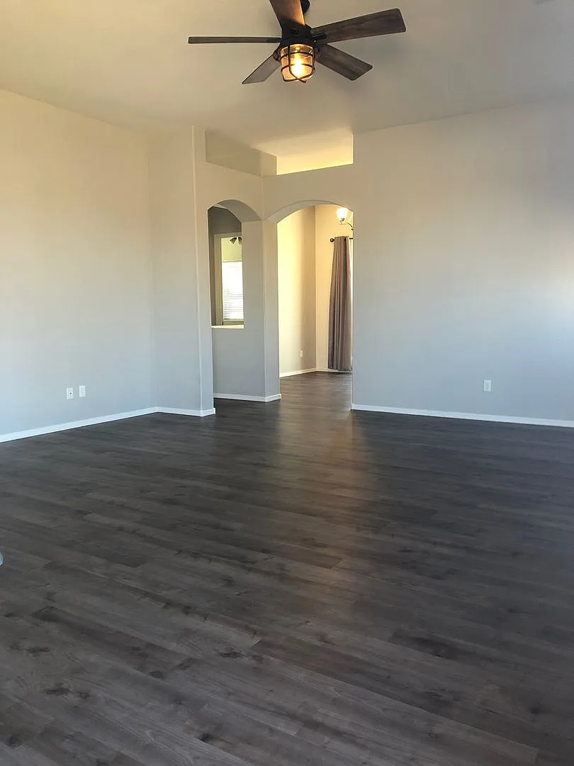 Great 2 Bedroom with Office/Den on Corner Lot - Granville — Photo 4