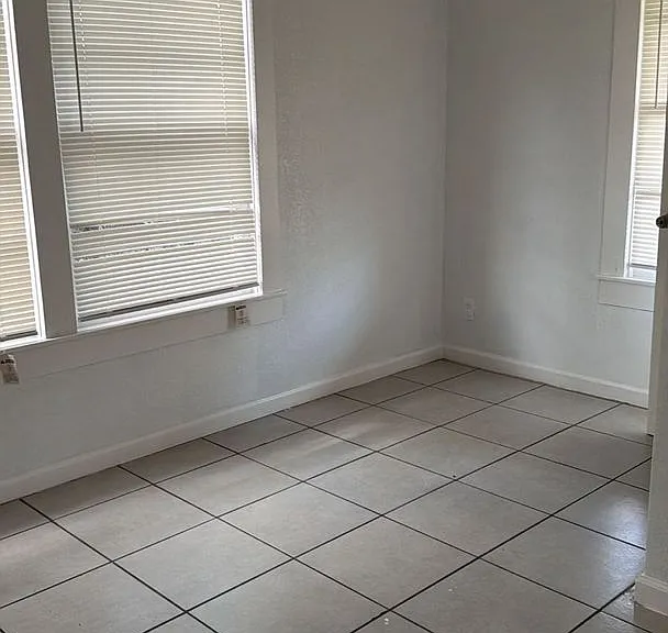 102 N Avenue C — Photo 5