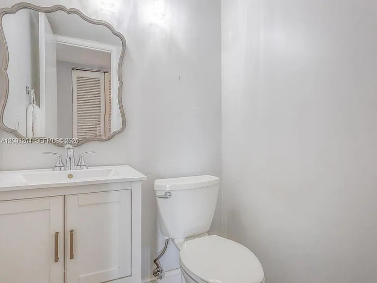 600 NE 36th St #211 — Photo 9