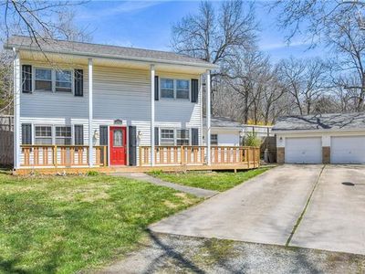 2412 Beach Dr, Oak Grove, MO, 64075