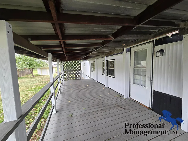 2108 E Maryland Ln — Photo 2