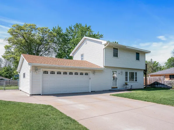 325 104th Ln NE, Blaine, MN 55434
