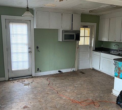 5th image of 792 Camp St