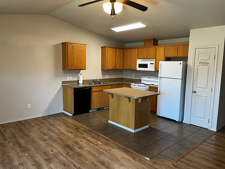 2518 Valley View Ct #B — Photo 3