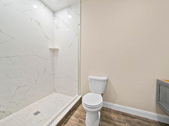 4th image of 178 Robertson St #102