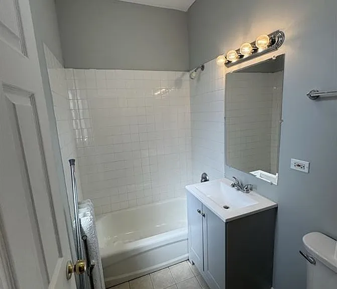 427-39 E Oakwood Blvd — Photo 31