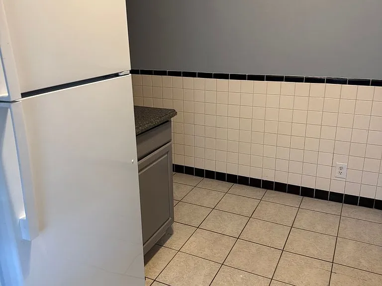 1150 Astoria Dr — Photo 2