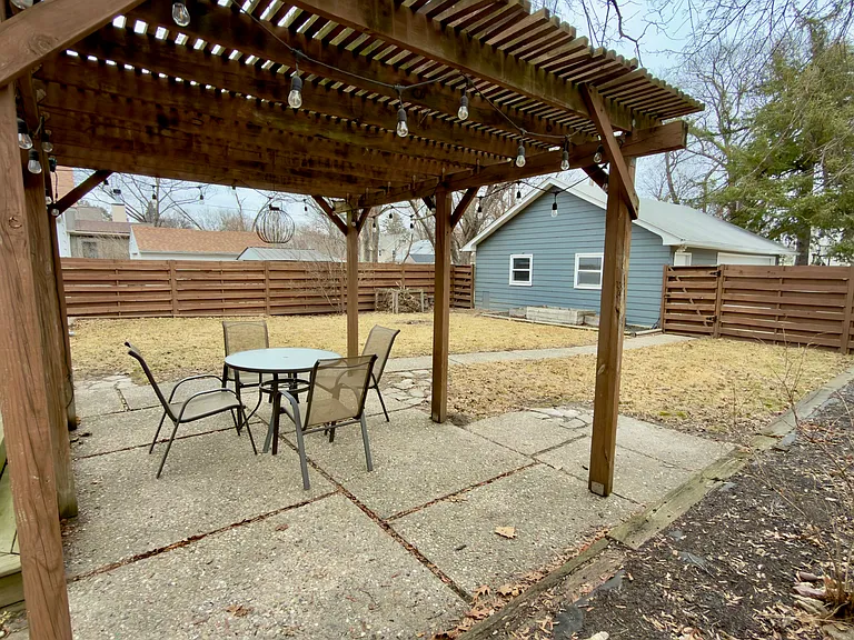 130 S Riverside Dr — Photo 8