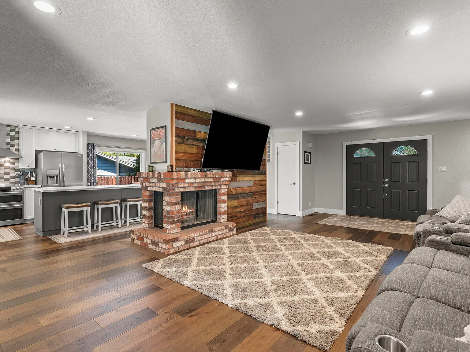 3 bed, 2050 sqft, $3,500 — Photo 2