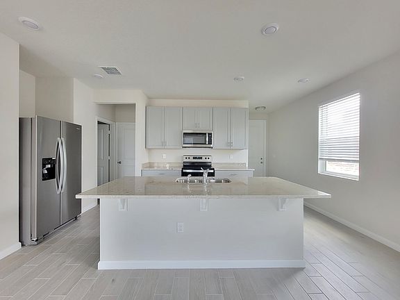 4th image of 2401 SE Tarvest Way
