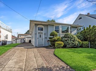 46 Pine St, Oceanside, NY 11572