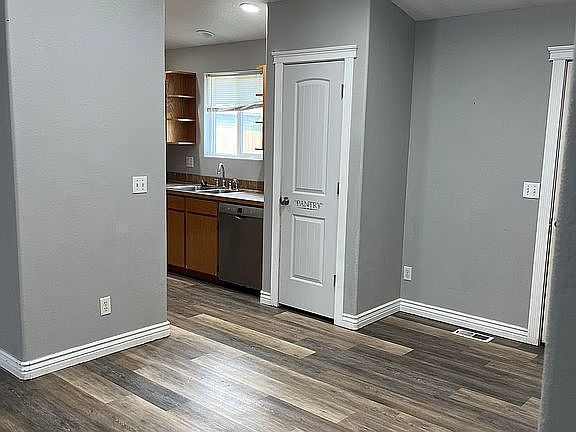 5th image of 902 1st Ave E
