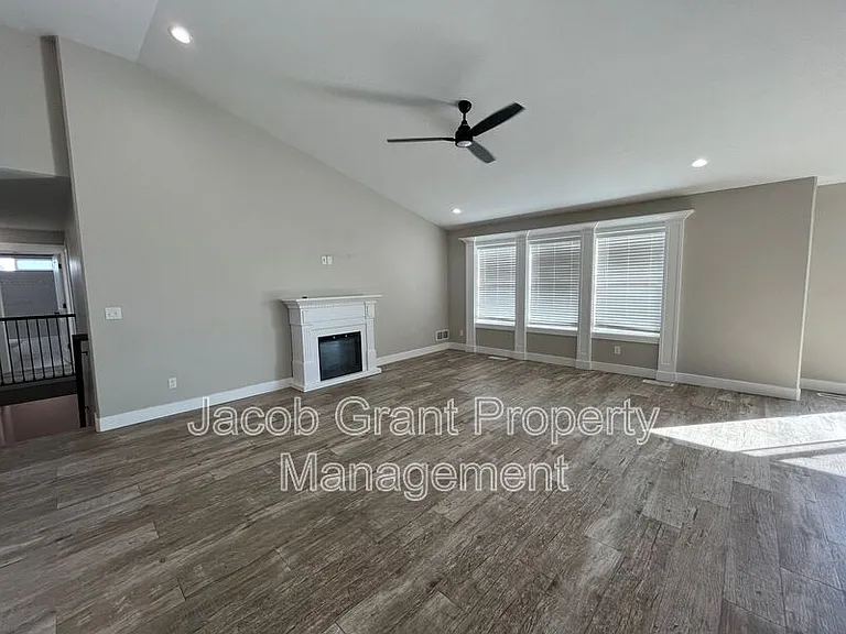 5694 Eaglewood Dr — Photo 3