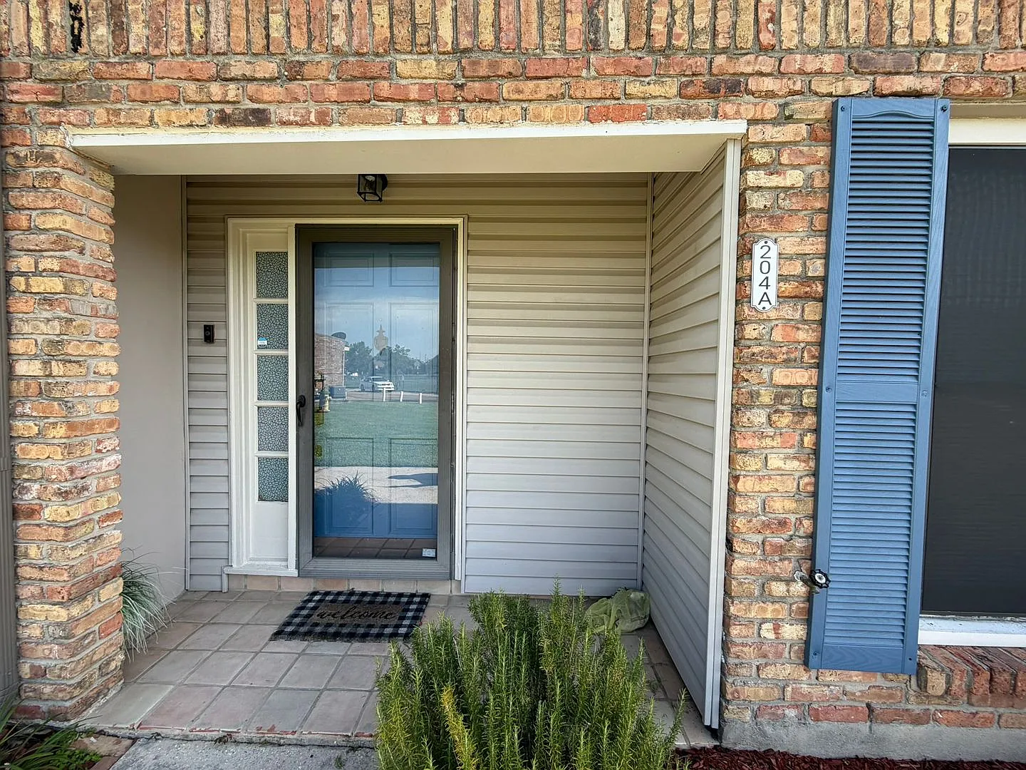 Spacious 3 Bedroom Townhome Available Now — Photo 4