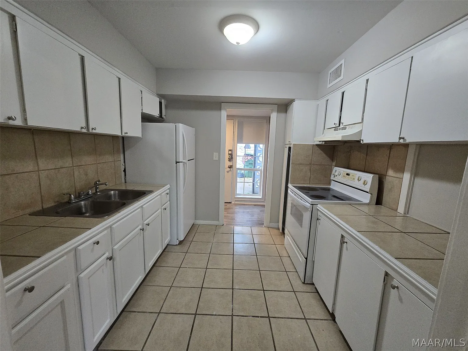 3 bed, 1.0 bath, 1000 sqft, $1,000 — Photo 4