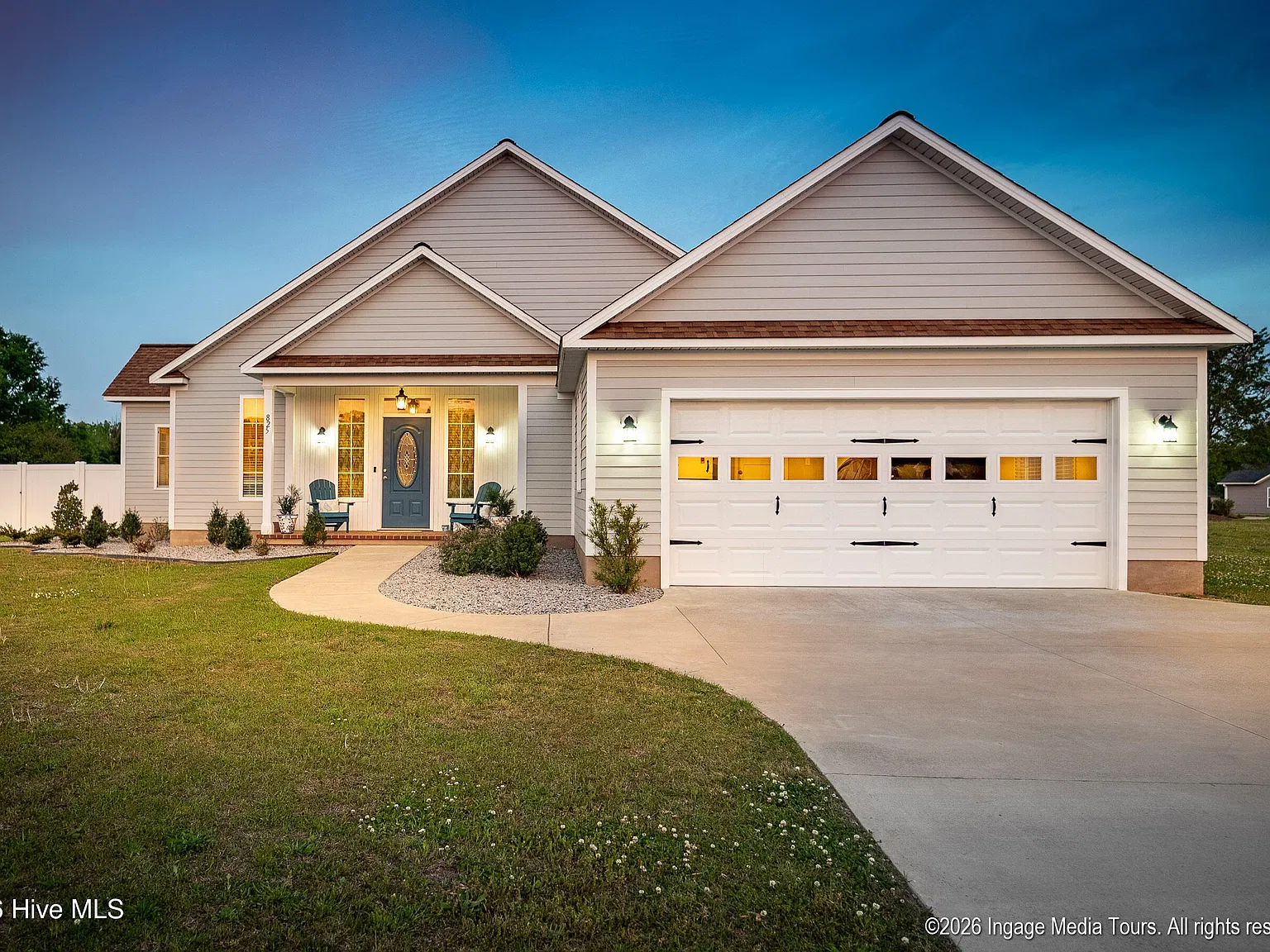 4 bed, 2.5 bath, 2868 sqft, $2,500 — Photo 2