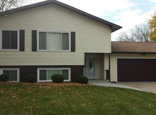 4121 Heritage Rd, Cedar Falls, IA 50613