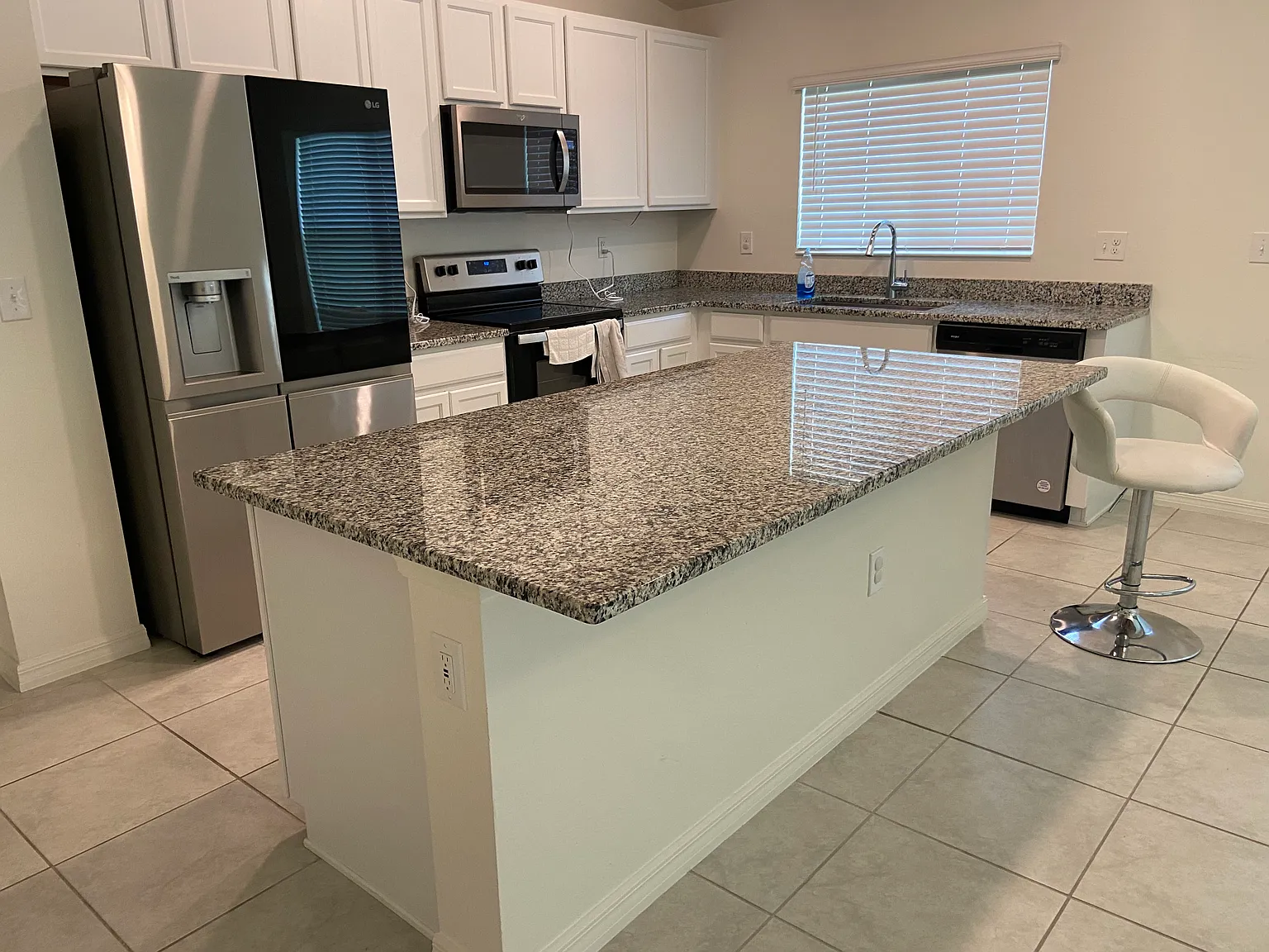 4 bed, 2168 sqft, $2,100 — Photo 3