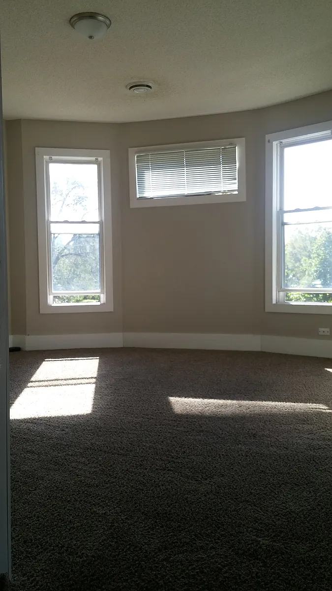 Building Photo - 2400 Lyndale Ave N #2