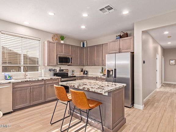 4th image of 139 E GAIL Drive