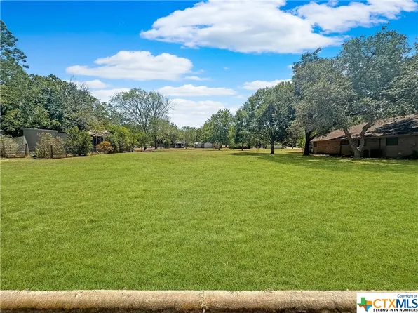 W 2nd St, Flatonia, TX 78941