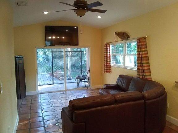 Fl. room to screen porch