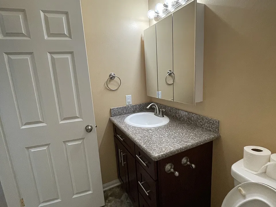 225 S Ventura Rd #100