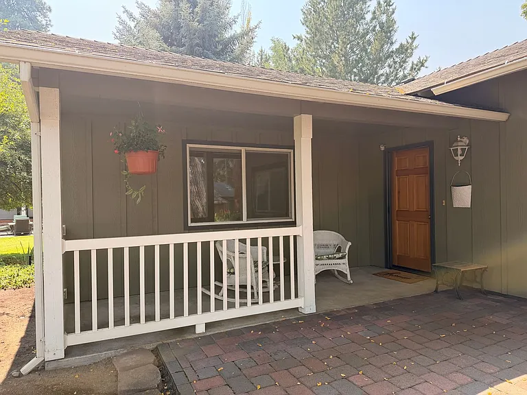 2551 NE Ravenwood Dr — Photo 4