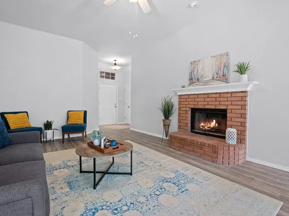 692 High Crest Dr, Azle, TX 76020