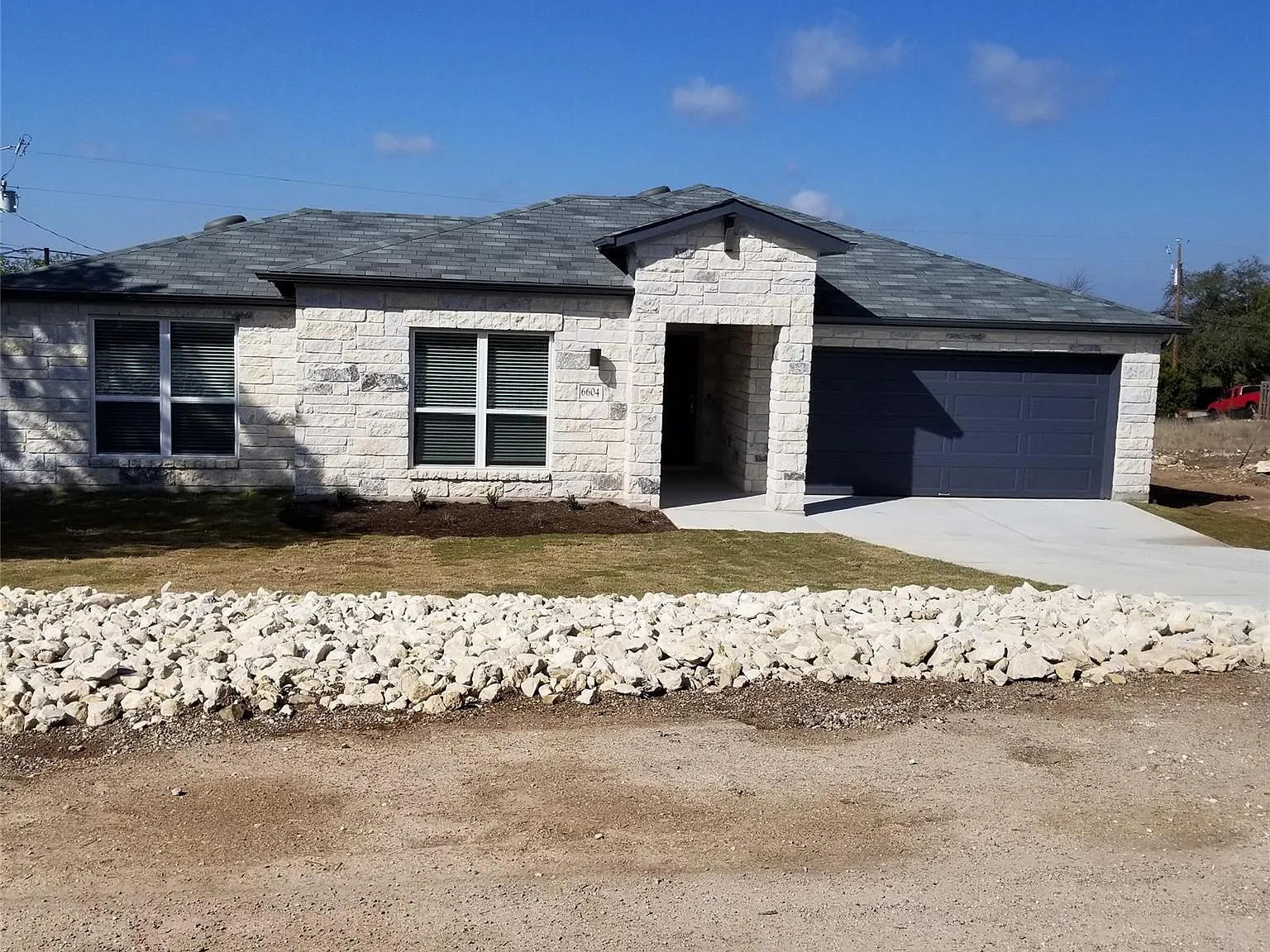 3 bed, 2.0 bath, 1800 sqft, $2,175 — Photo 2