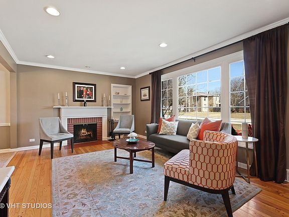 3rd image of 1028 Blackthorn Ln
