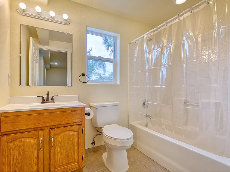 257 N Lomita Ave #B — Photo 6