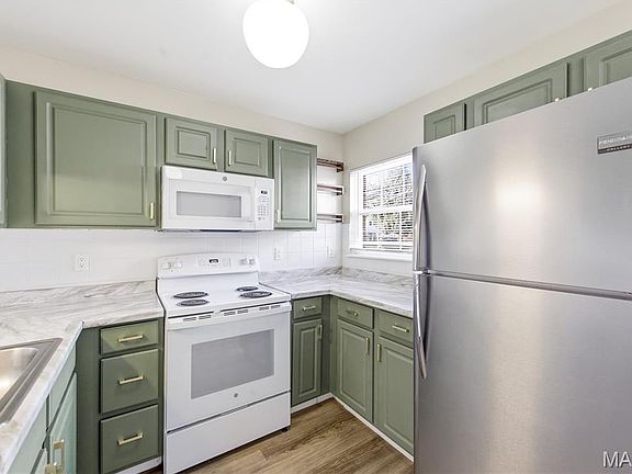 4th image of 450 Benton Dr APT D