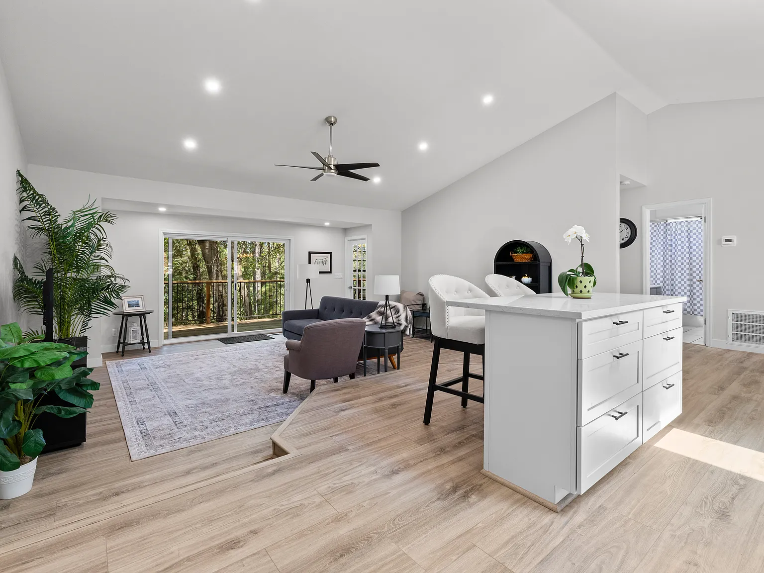3 bed, 2248 sqft, $3,895 — Photo 3