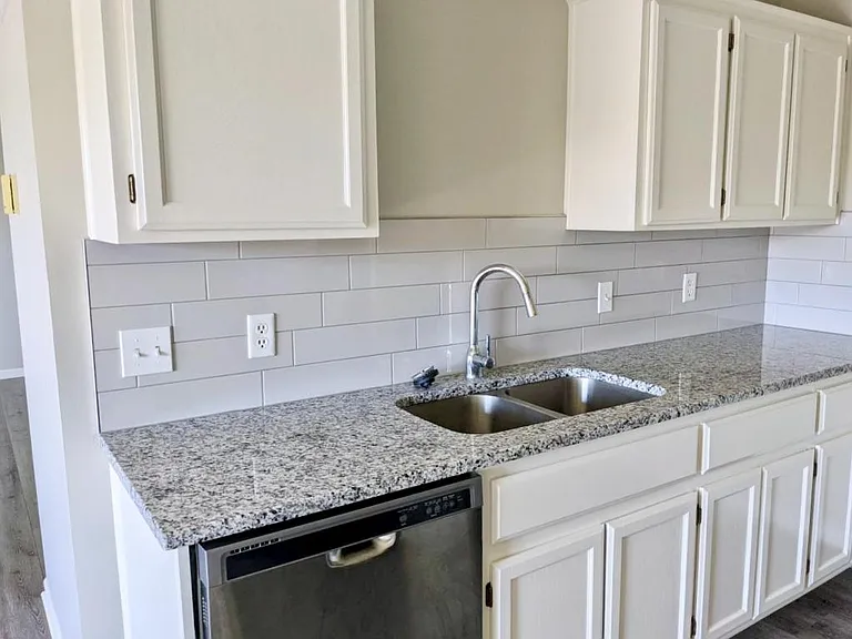 502 N Grove St — Photo 3