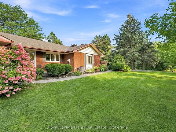 3rd image of 2407 Ashbridge Rd