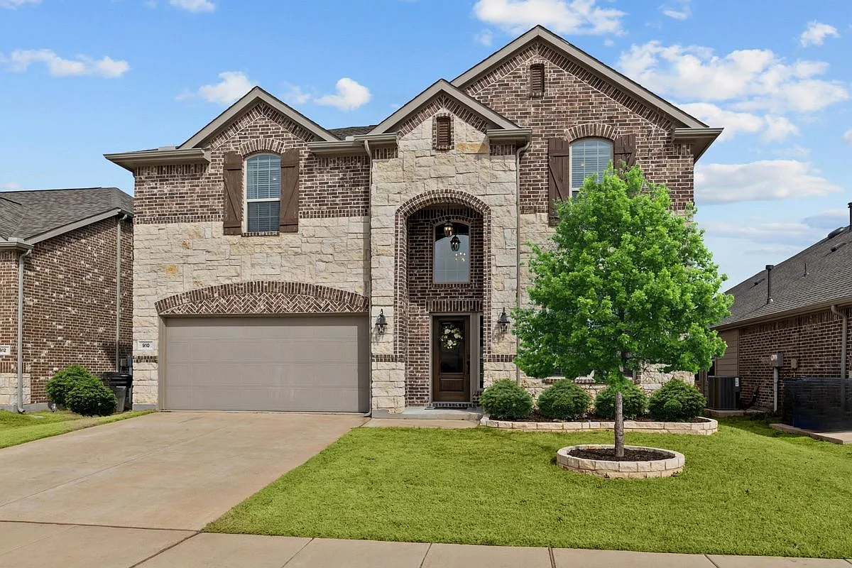 4 bed, 3.0 bath, 2463 sqft, $2,600 — Photo 1