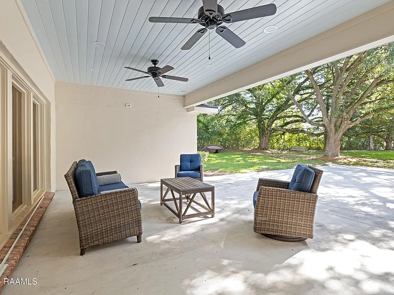 2407 E Broussard Rd — Photo 32