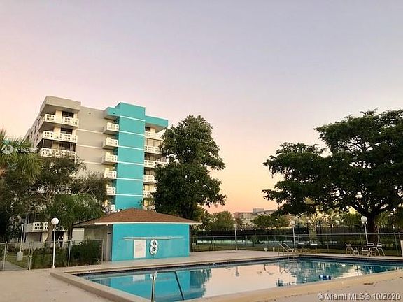 2nd image of 919 Hillcrest Dr APT 305